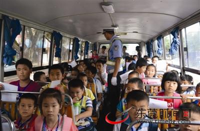 9月初，全市中小學開學，謝崗交警檢查校車安全 東莞時報資料圖 記者 王歡 攝