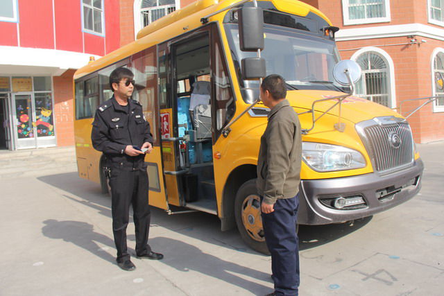 石河子交警開展校車接送學(xué)生車輛專項(xiàng)整治