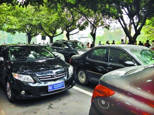 放學(xué)前校園門口停滿接送小孩的私家車。