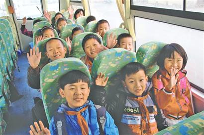 青島:溫馨校車開通嶗山新線路 交運 校溫馨 車開通嶗山新線路