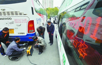 南京將先給校車、機(jī)場(chǎng)大巴裝“尾氣顆粒捕集器”