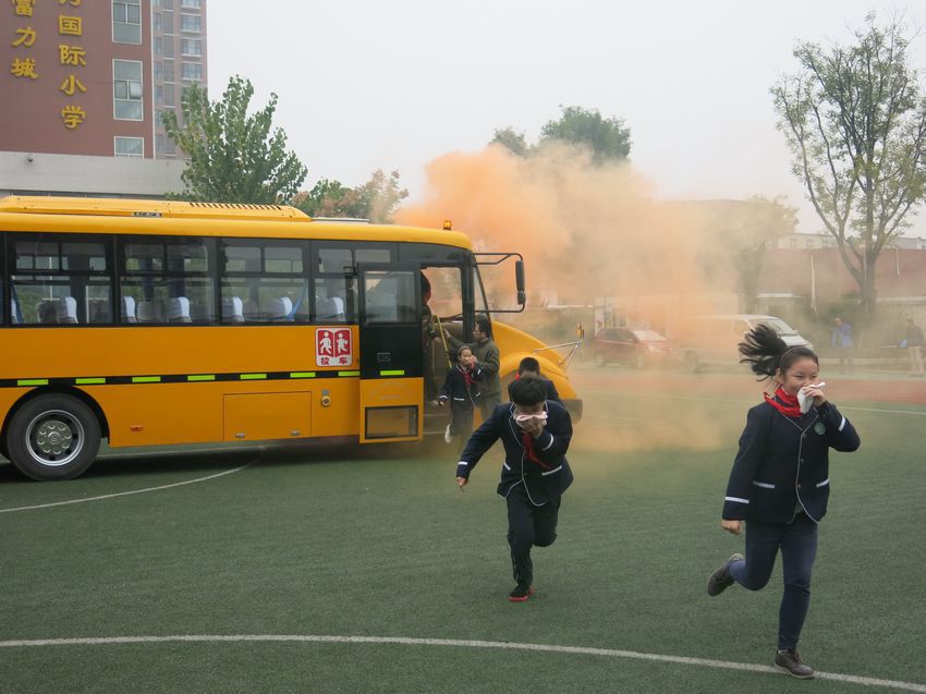 西安：航天消防大隊演練進校園 校車起火師生掩面逃離
