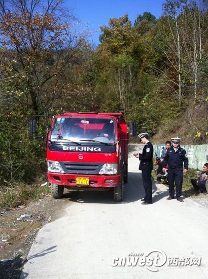 陜西：紫陽權(quán)河交警中隊(duì)重拳出擊嚴(yán)查校車交通安全隱患