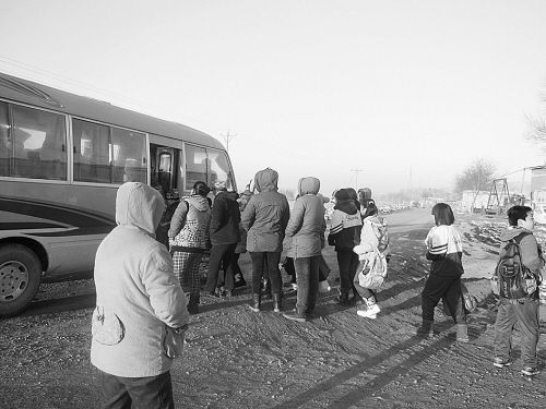 鞍山：村里校車 免費(fèi)接孩子上下學(xué)