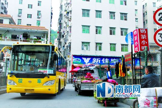 河岸道路亂擺賣 校車通行心慌慌