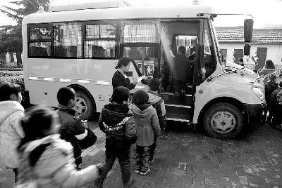 陜西：灃東新城的學生們坐上了正規校車