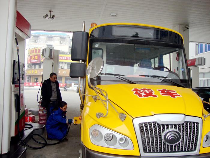合肥石油:校車綠色通道受稱贊 合肥石油:校車綠色通道受稱贊