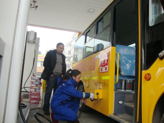 合肥石油:校車綠色通道受稱贊 合肥石油:校車綠色通道受稱贊