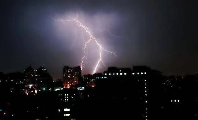 校車加油時應注意哪些安全措施/ 校車加油時應注意哪些安全措施