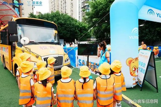 宇通&amp;amp;amp;amp;amp;壹基金兒童交通安全公益行走進福建千人活動站