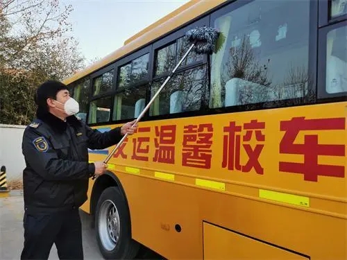 青島溫馨校車寒冬守護(hù)學(xué)子上學(xué)路/ 青島溫馨校車寒冬守護(hù)學(xué)子上學(xué)路