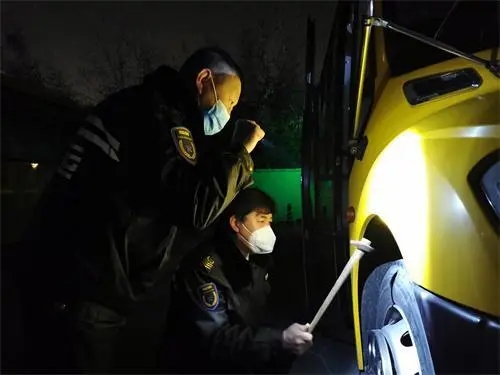 青島溫馨校車寒冬守護(hù)學(xué)子上學(xué)路/ 青島溫馨校車寒冬守護(hù)學(xué)子上學(xué)路