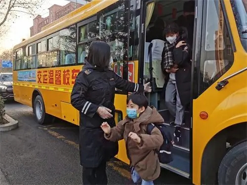 青島溫馨校車寒冬守護(hù)學(xué)子上學(xué)路/ 青島溫馨校車寒冬守護(hù)學(xué)子上學(xué)路