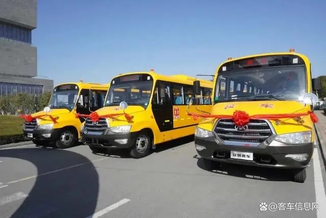 新春?jiǎn)⑿鲁蹋“矂P校車(chē)批量交付天津?yàn)閷W(xué)童護(hù)航 新春?jiǎn)⑿鲁蹋“矂P校車(chē)批量交付天津?yàn)閷W(xué)童護(hù)航