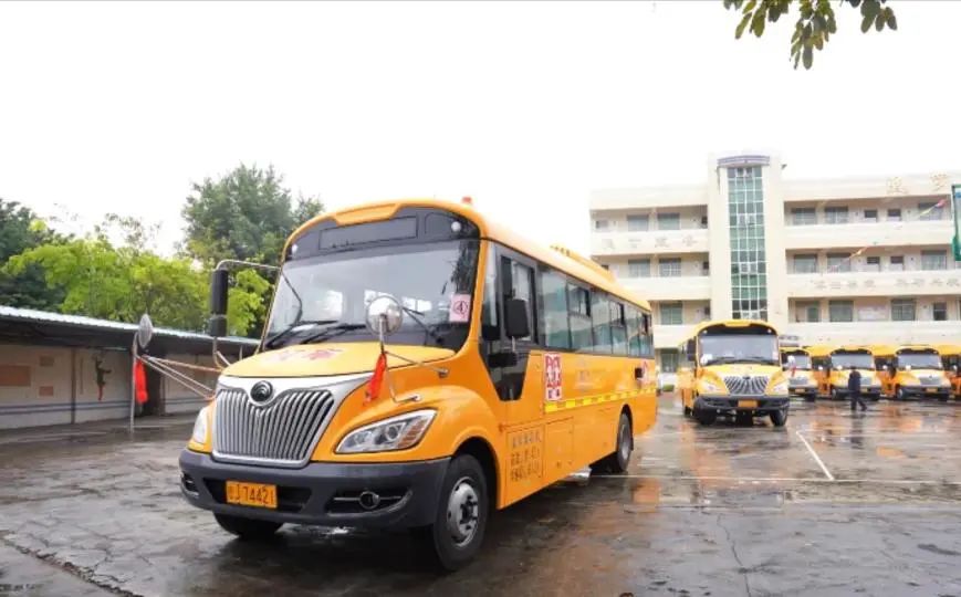 新年開門紅，45輛宇通校車駛?cè)腴_平!