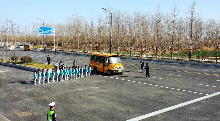 做通勤路上的“鋼鐵防線”,宇通校車實景演練護航上學路 做通勤路上的“鋼鐵防線”,宇通校車實景演練護航上學路