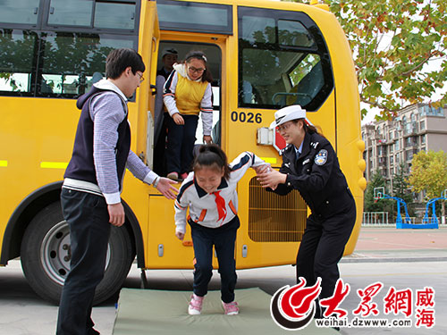 威海小學(xué)生校車應(yīng)急逃生演練/ 威海小學(xué)生校車應(yīng)急逃生演練