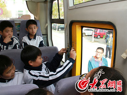 威海小學(xué)生校車應(yīng)急逃生演練/ 威海小學(xué)生校車應(yīng)急逃生演練