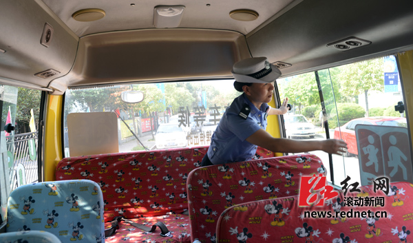 (8月13日，長沙珠江花城小區，交警正在對該小區內一家幼兒園校車進行安全檢查。圖/滾動新聞記者 陳勇)