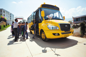 昆明東川山里娃坐上“大鼻子”校車(chē)