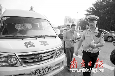 交警上路查校車。魯力 攝