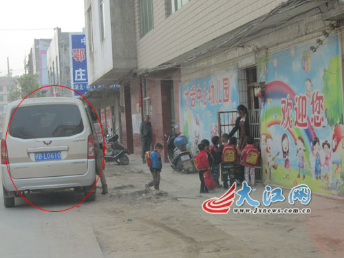 信豐縣一無證“黑幼兒園”開無牌“黑校車”接送幼兒