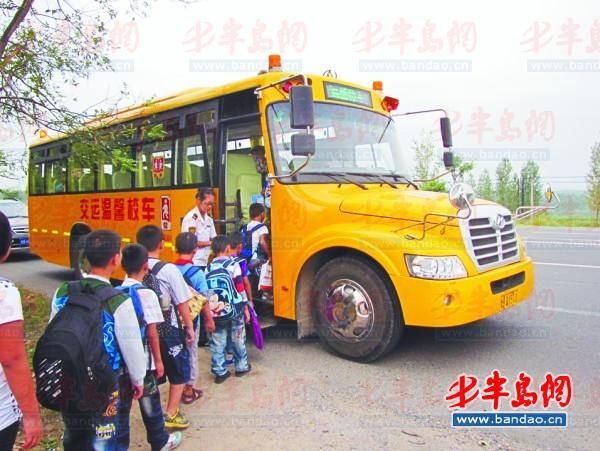 交運溫馨校車在接小學生上學資料圖片。