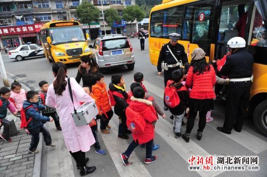 湖北：宜昌交警聯合幼兒園開展校車安全演練