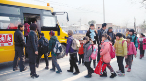 西安：山村孩子坐上了校車 感嘆“每天能多睡半小時”