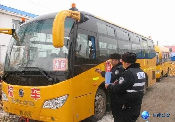 黑龍江：甘南縣交警不懼寒冷扎實(shí)維護(hù)校園周邊交通安全