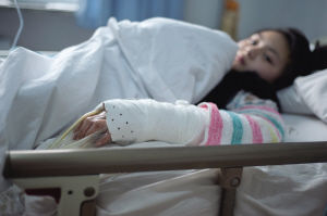 領舞女孩摔倒校車軋折手臂