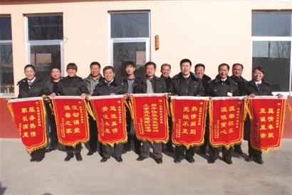 7面錦旗送校車班。