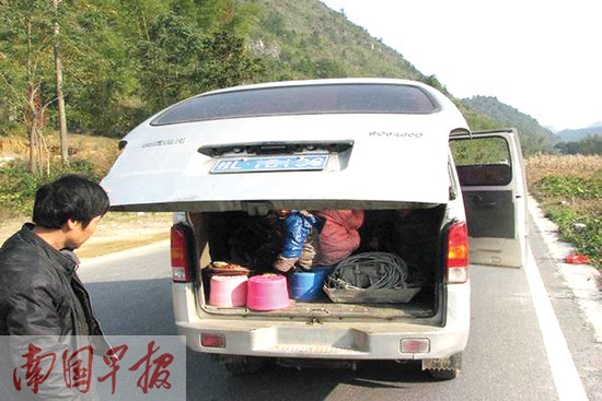 田陽交警查獲3輛嚴(yán)重超載面包車 車上全部是學(xué)生