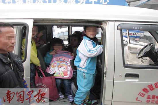 田陽交警查獲3輛嚴(yán)重超載面包車 車上全部是學(xué)生