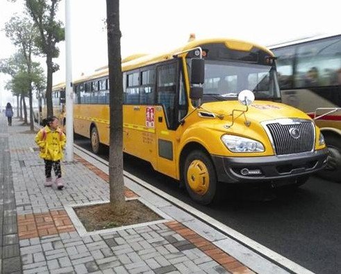 湖北宜昌校園現美式大鼻子校車 座位專為兒童設計 宜昌校園現美式