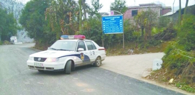 貴陽：警察叔叔開“校車” 孩子不用再摸黑走路上學