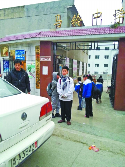 貴陽：警察叔叔開“校車” 孩子不用再摸黑走路上學