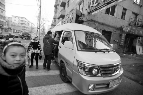 12座“校車”拉了多少人？小學生答：17個！