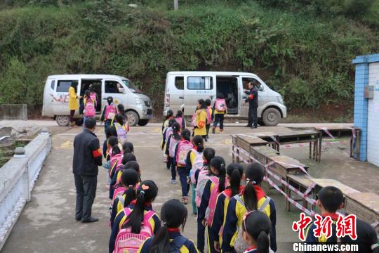 四川納溪規范農村學生出行 客運車“兼職”校車