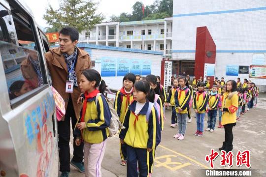 四川納溪規范農村學生出行 客運車“兼職”校車