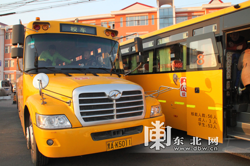 農村娃每天樂享校車接送