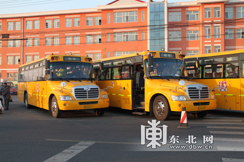 農村娃每天樂享校車接送
