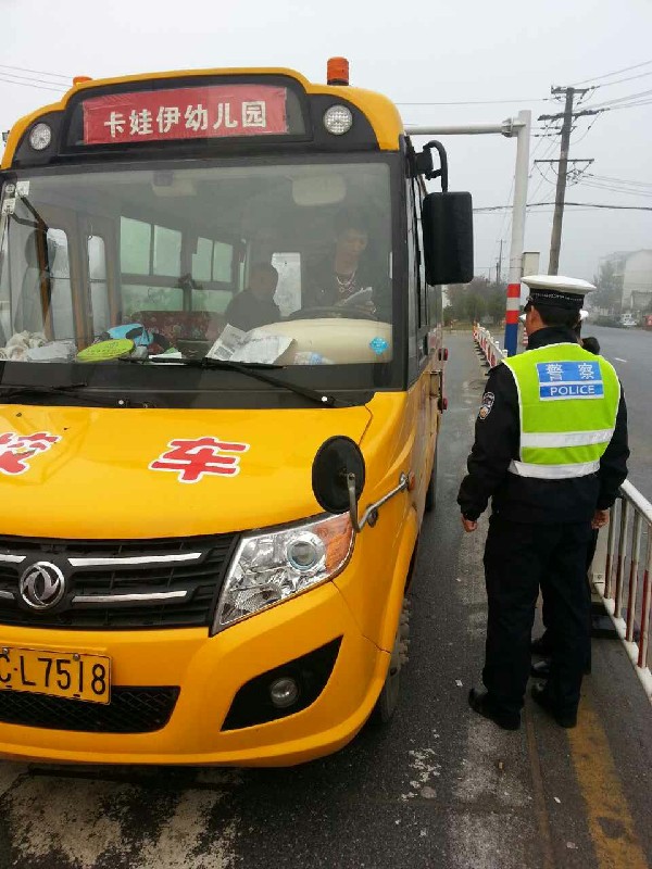 宜春市交警查獲一輛超載“黑校車”