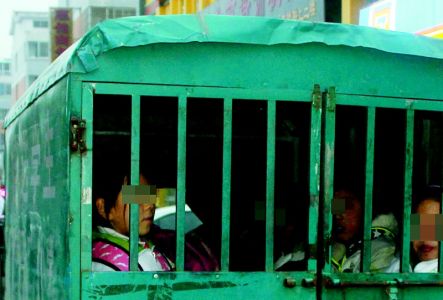 整治“黑校車” 家長遇尷尬