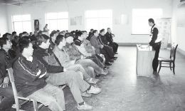 校車(chē)駕駛員學(xué)交通法規(guī)