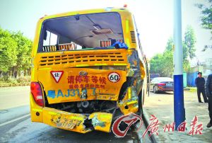 泥頭車撞爛校車屁屁