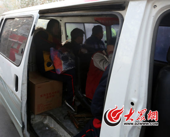 濟南市中交警今晨查獲一輛非法營運“校車”