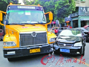 小車猛撞中小學校車 還好學生未傷
