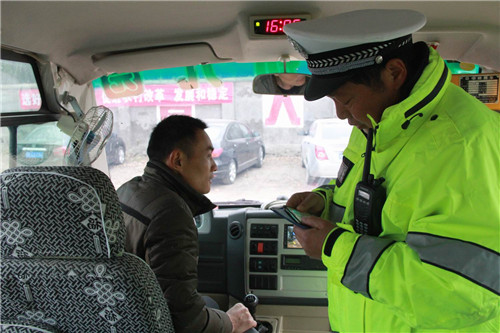 丹江口交警聯合教育部門開展幼兒園校車安全檢查行動