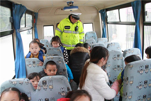 丹江口交警聯合教育部門開展幼兒園校車安全檢查行動